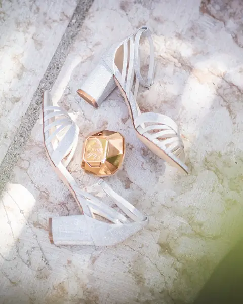 Brautschuhe und Ringe auf dem Marmortisch
