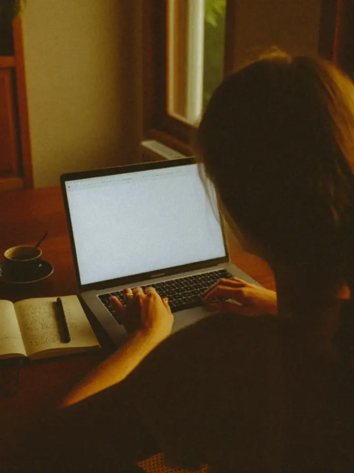Eine Braut schreibt ihre Anfrage am Laptop